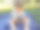 小男孩在玩手机图片下载