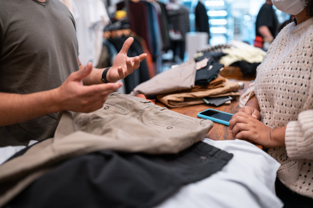 服装店里的销售员和顾客图片下载