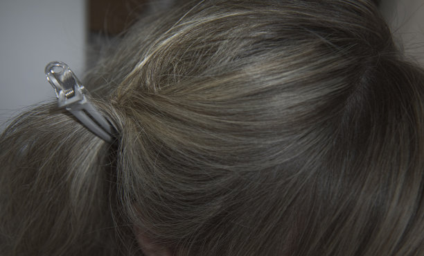 使用标准的发夹理发过程。特写镜头图片下载