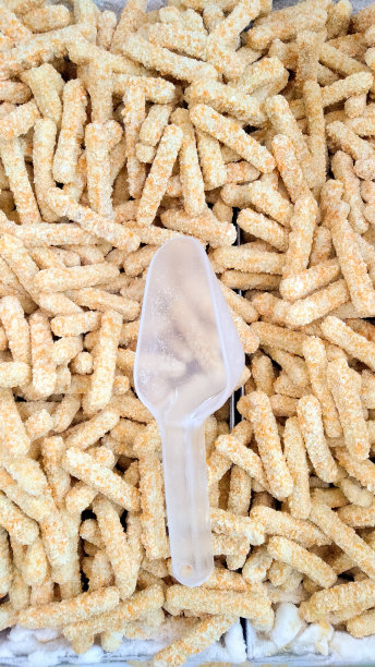 超市里的大块冷冻鸡块图片下载