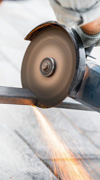 用圆锯切割金属图片下载