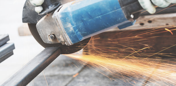 用圆锯切割金属图片下载