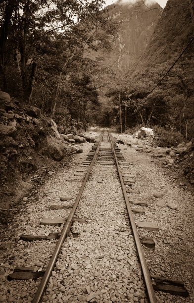 通往秘鲁阿瓜斯卡连特斯的铁路。去马丘比丘的路图片下载