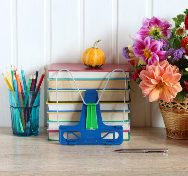 桌子上放着学习用品图片下载