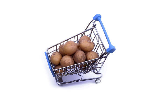 土豆放在购物篮里，孤立地放在白色背景上图片下载