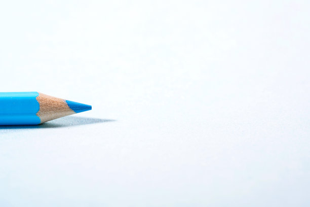 用普通纸作背景的铅笔和彩色蜡笔图片下载