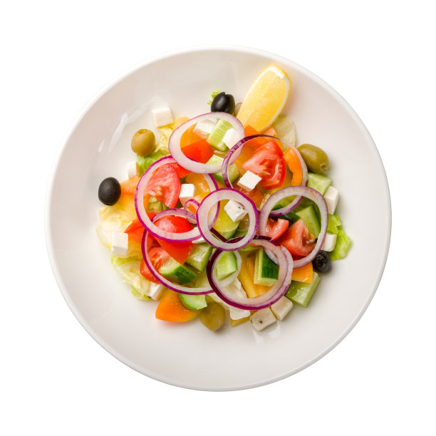 希腊沙拉与羊乳酪，蔬菜和红洋葱孤立在白色背景俯视图图片下载