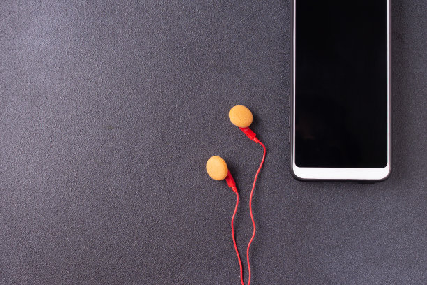 手机和红色耳机是发短信的地方图片下载