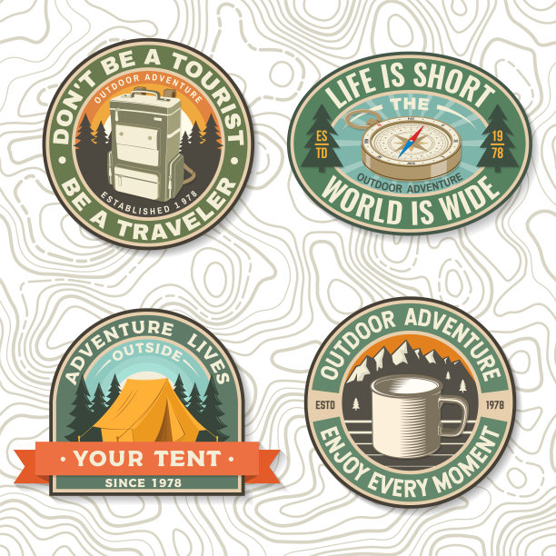 一套补丁或贴纸与旅行鼓舞人心的名言。向量。概念衬衫或标志，印刷，邮票或t。设计与复古背包，露营帐篷，指南针和马克轮廓露营引用。图片下载
