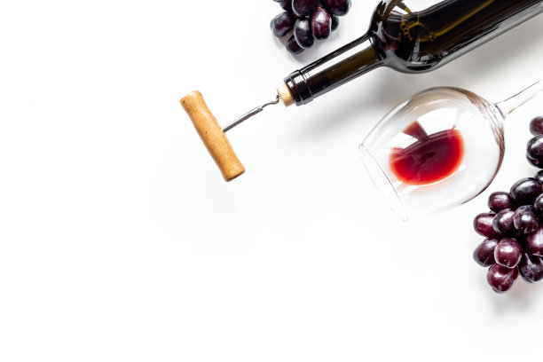 玻璃杯和带有软木塞和葡萄的瓶装葡萄酒图片下载