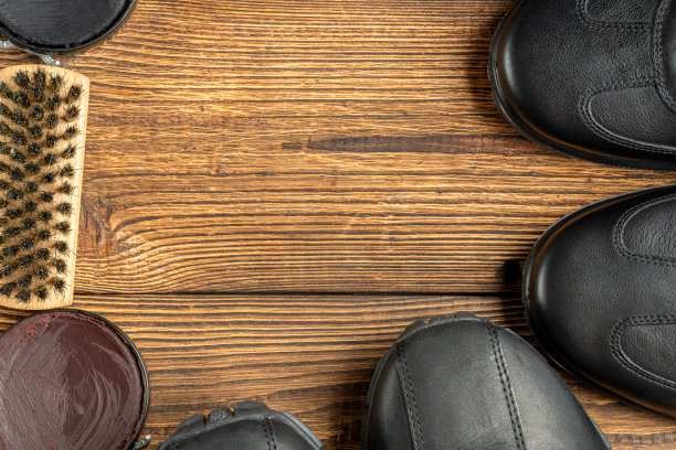 皮靴，刷子，鞋油蜡，鞋类护理产品在木制背景与复制空间图片下载
