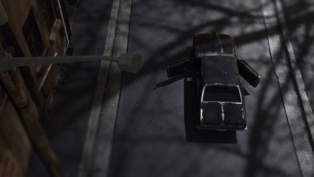 黄昏时分，一辆20世纪70年代的老式肌肉车开着门停在一个废弃的老村庄的废弃街道上。后方顶视图。3 d渲染。图片下载