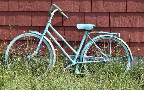 谷仓上的自行车图片下载