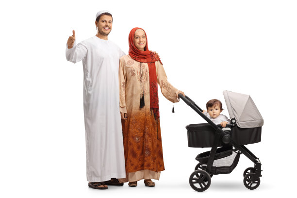 身着民族服装的夫妇推着婴儿车，比出大拇指全身像图片下载