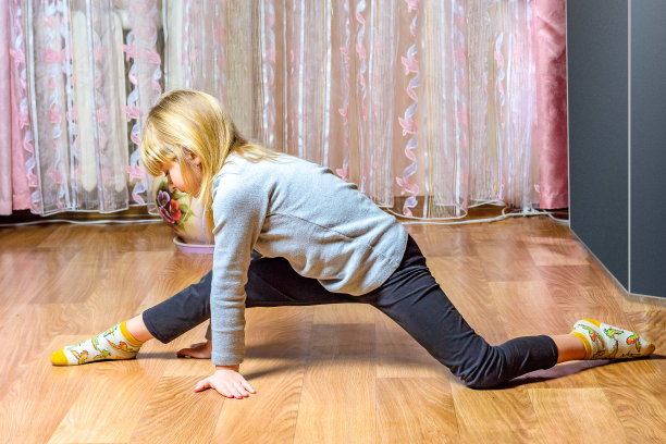 那个女学生正在家里做练习。隔离期间在家做伸展运动。图片下载