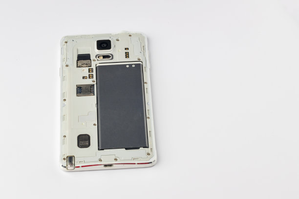 手机电池因过期而膨胀。手机电池损坏膨胀。手机电池有问题。图片下载