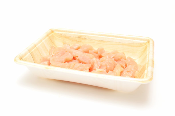 切碎的鸡胸肉孤立在白色的背景上图片下载