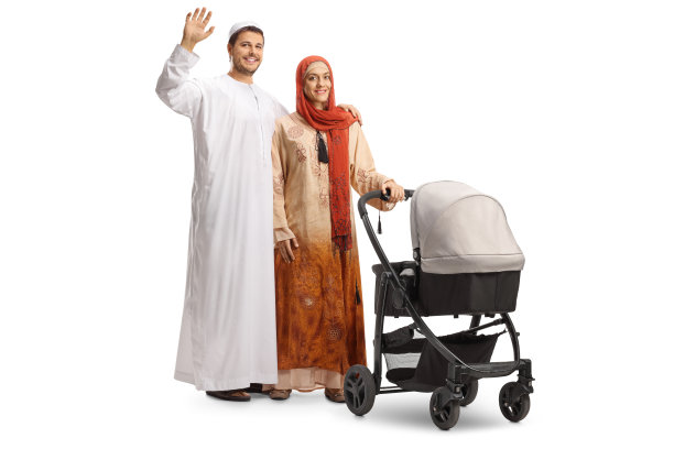 一对穆斯林夫妇推着婴儿车挥手的全身像图片下载