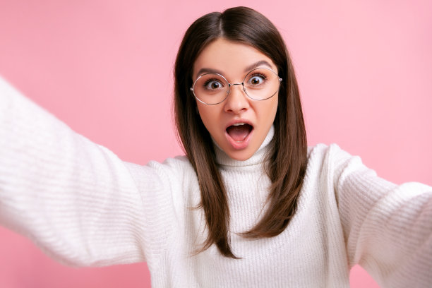 震惊的年轻成年女性自拍，有震惊和恐惧的表情，观点照片。图片下载
