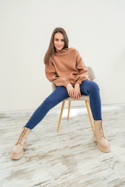 年轻女子穿着白色背景的运动衫。图片下载