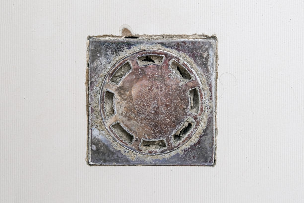 淋浴间方形金属排水孔污物堵塞，需要清洗浴室图片下载