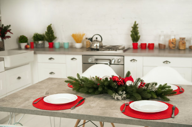 新年餐桌设置，圣诞厨房装饰特写和复制空间…图片下载