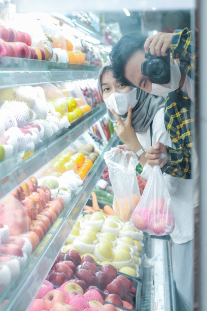 亚洲年轻夫妇在超市买水果自拍图片下载