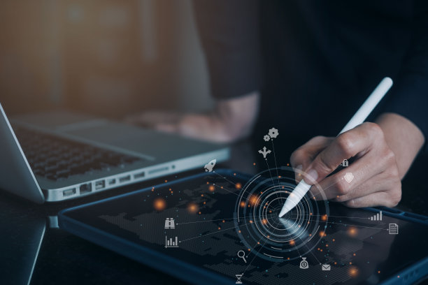 女人触屏电子平板手。按虚拟屏幕并选择案例研究。国际数字图标图表界面。图片下载