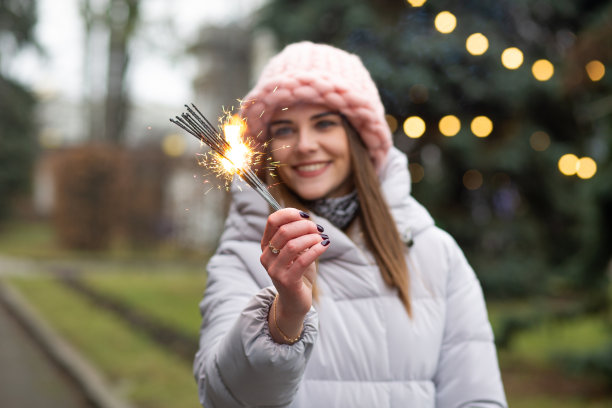 美女在街上玩烟花图片下载