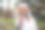 美女在街上玩烟花图片下载