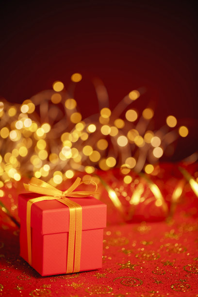 圣诞快乐! !圣诞礼物，彩灯和装饰品与复制空间图片下载