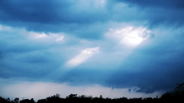 Cumolonimbus和阳光图片下载
