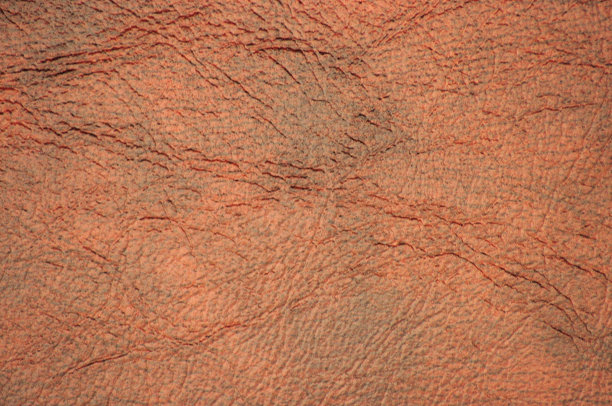 深褐色的天然皮革，有褶皱和做工精良的痕迹。图片下载