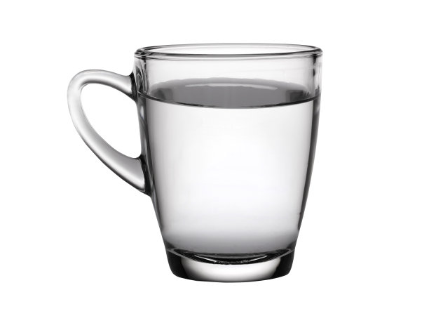 用透明的茶杯喝水，给人一种清纯的感觉。图片下载