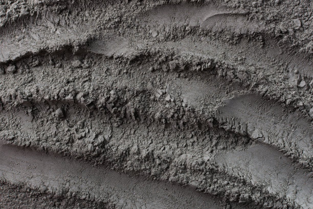 纹理干燥的黑色化妆粘土与笔触顶部视图。图片下载