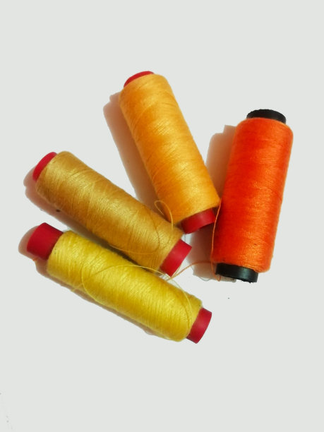 秋天的气氛是橘色、棕色和黄色的琴弦图片下载