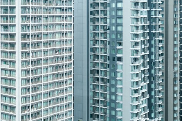 彩色外墙的公寓楼，现代简约主义建筑，有很多方形玻璃窗图片下载