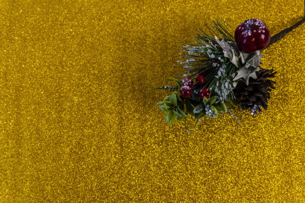 圣诞节和新年的平面上有复制空间，新年玩具在金色的背景上图片下载