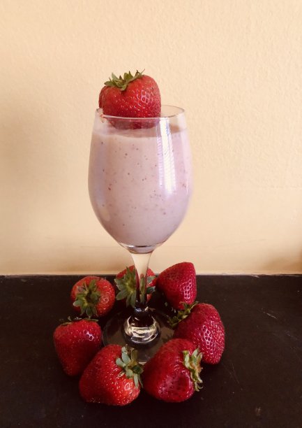 自制的草莓奶昔图片下载