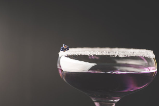 紫色柔和的薰衣草鸡尾酒在乡村的背景。有选择性的重点。浅景深。图片下载