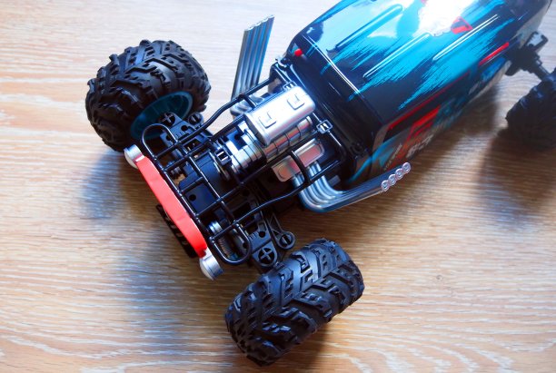 控制面板上有一辆玩具车。图片下载