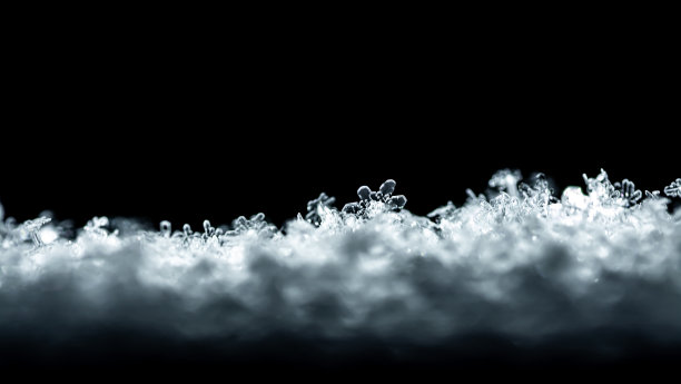 自然雪纹理与雪花特写在窗户上，孤立在黑色背景。空白的节日礼品卡。宏观纹理的雪，雪花。图片下载