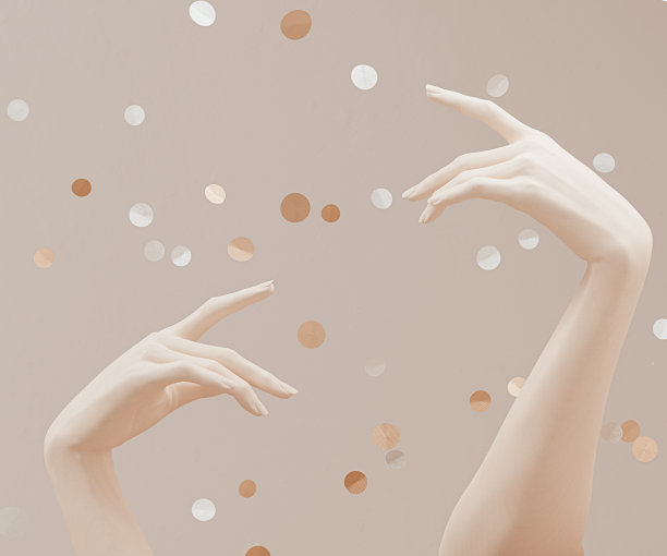 节日问候，节日概念，圣诞节背景。优雅的女人手势和飘落的纸屑米色3d渲染背景。图片下载