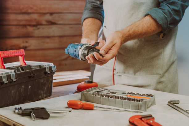 工人正在为螺丝刀更换钻头图片下载