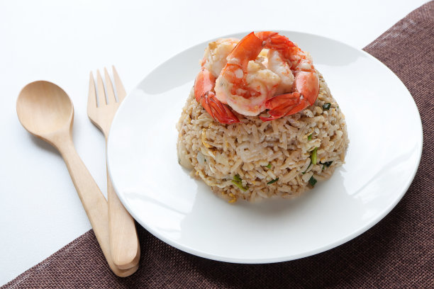 白菜虾仁炒饭。传统的亚洲炒饭，里面有虾、蛋、蔬菜和米饭。图片下载