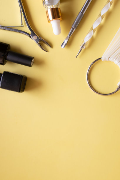 平面放置美甲工具在彩色背景与复制空间图片下载