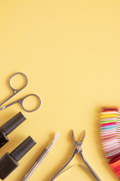 平面放置美甲工具在彩色背景与复制空间图片下载