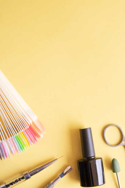 平面放置美甲工具在彩色背景与复制空间图片下载