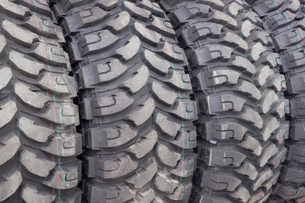 汽车商店里的黑色轮胎，特写镜头图片下载