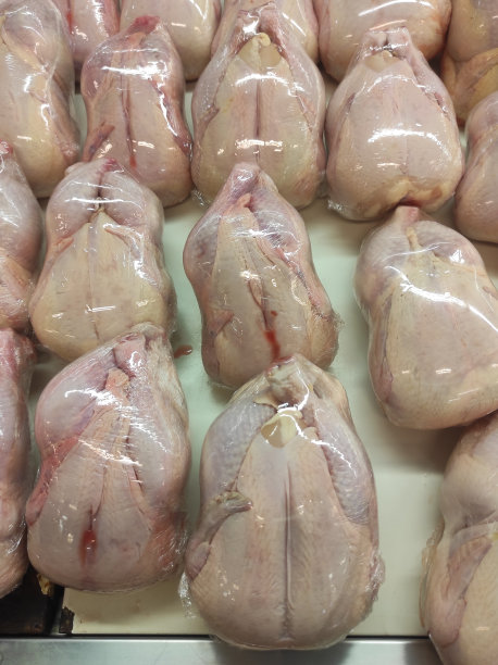 陈列架上的新鲜家禽产品-库存照片。图片下载